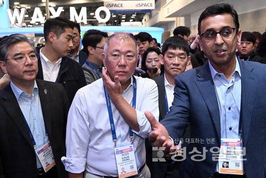 ▲ 정의선 현대차그룹 회장이 세계 최대 가전·정보기술(IT) 전시회 'CES 2026'이 개막한 6일(현지시간) 미국 네바다주 라스베이거스 컨벤션센터에 마련된 퀄컴 부스에서 아카시 팔키왈라 퀄컴 최고재무책임자(CFO)의 안내를 받고 있다. 연합뉴스