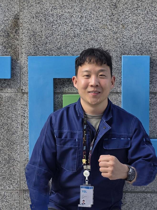 4년제 대학 졸업 후 취업 실패를 딛고, 도쿄일렉트론에 입사한 신상규 씨가 회사 정문에서 파이팅을 하고 있다./영진전문대 제공