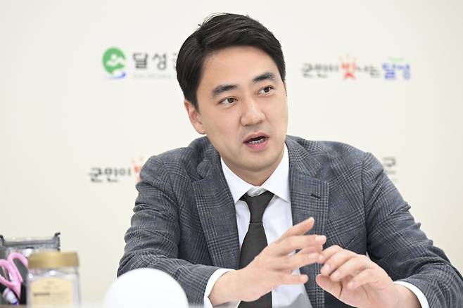 최재훈 대구 달성군수가 군정 현안과 정책 방향에 대해 설명하고 있다.<영남일보 DB>