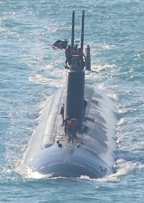 지난해 2월 10일 미국 해군 로스앤젤레스급 핵 추진 잠수함 ‘알렉산드리아함’(SSN-757·6900t급)이 부산 남구 해군작전사령부 부산작전기지에 입항하고 있다. (사진=연합뉴스)