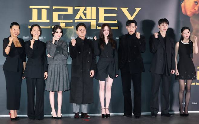 배우 김신록(왼쪽부터)과 한소희, 이환 감독, 전종서, 김성철, 이재균, 유아가 8일 서울 송파구 롯데시네마 월드타워점에서 열린 영화 '프로젝트 Y'(감독 이환) 언론시사회에 참석해 인사말을 하고 있다.(사진=뉴스1)