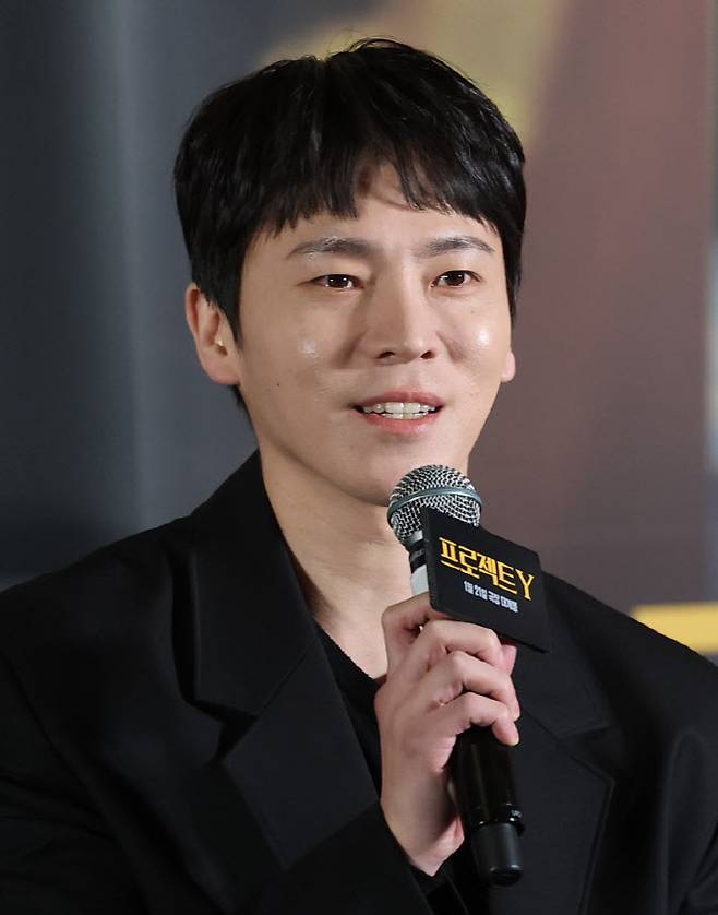 배우 이재균이 8일 서울 송파구 롯데시네마 월드타워점에서 열린 영화 '프로젝트 Y'(감독 이환) 언론시사회에 참석해 인사말을 하고 있다. '프로젝트 Y'는 화려한 도시 그 한가운데에서 다른 내일을 꿈꾸며 살아가던 미선(한소희 분)과 도경(전종서 분)이 인생의 벼랑 끝에서 검은 돈과 금괴를 훔치면서 벌어지는 이야기를 그린 작품이다.