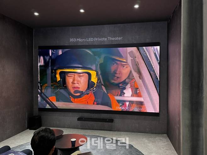 미국 라스베이거스 컨벤션 센터(LVCC) TCL 전시관에 163인치 마이크로 LED 프라이빗 영화관이 마련돼 있다.(사진=공지유 기자)