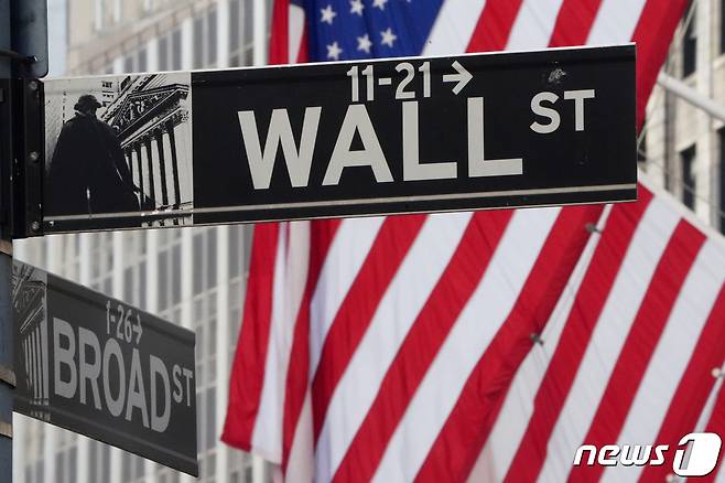 미국 뉴욕주 맨해튼에 위치한 뉴욕증권거래소의 월스트리트 간판. ⓒ 로이터=뉴스1 ⓒ News1 유새슬 기자