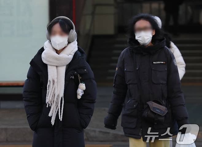 7일 경기 화성시 병점역 인근에서 시민들이 두꺼운 외투를 입고 발걸음을 재촉하고 있다. 이날 오후부터 찬 공기가 본격적으로 남하하면서 목요일인 8일 영하 10도 안팎의 강추위가 찾아올 전망이다. 2026.1.7/뉴스1 ⓒ News1 김영운 기자
