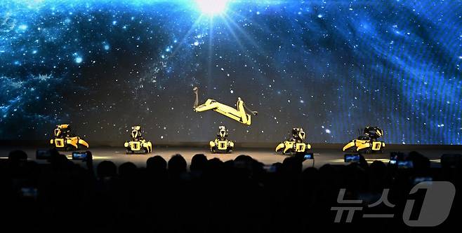 세계 최대 가전·정보기술(IT) 전시회 'CES 2026' 개막을 하루 앞둔 5일(현지시간) 미국 네바다주 라스베이거스 만달레이베이에서 열린 현대차그룹 프레스 컨퍼런스에서 로봇개 스팟이 K팝에 맞춰 춤추고 있다. (공동취재) 2026.1.6/뉴스1 ⓒ News1 황기선 기자