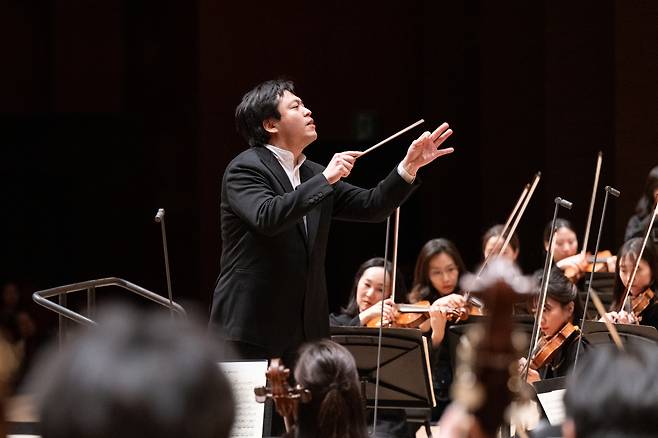 지휘자 김선욱과 경기필하모닉오케스트라(세종문화회관 제공)