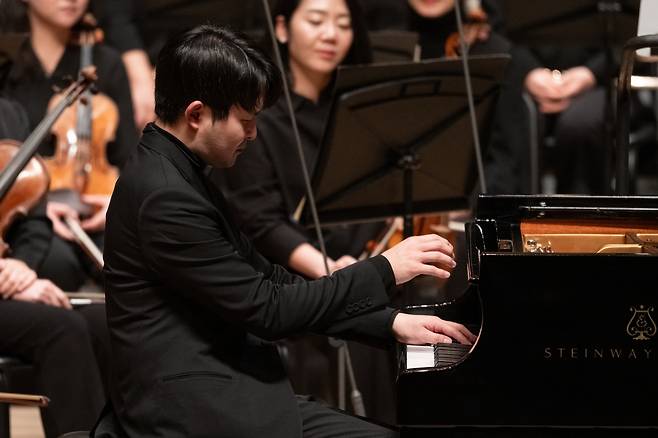 '누구나 클래식' 첫 무대에서 연주 중인 선우예권(세종문화회관 제공)