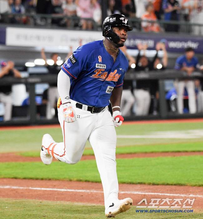 13일 부산 사직구장에서 열린 롯데 자이언츠와 한화 이글스의 경기. 6회초 2사 2루 한화 페라자가 투런포를 날린 뒤 환호하고 있다. 부산=박재만 기자 pjm@sportschosun.com/2024.09.13/