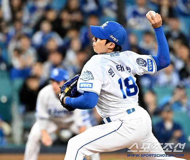 22일 대구 삼성라이온즈파크에서 열린 한화와 삼성의 플레이오프 4차전, 삼성 선발투수 원태인이 역투하고 있다. 대구=허상욱 기자wook@sportschosun.com/2025.10.22/