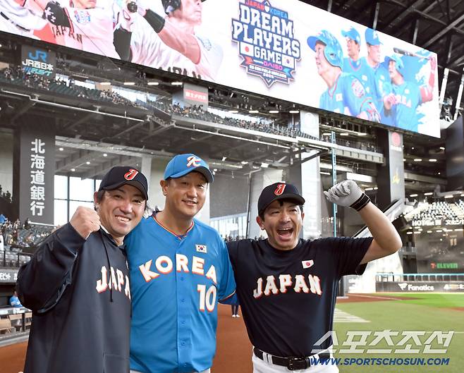 30일 일본 에스콘필드 홋카이도에서 '한일 드림 플레이어즈 게임'이 열렸다. 

이 게임은 한국과 일본 프로야구를 대표했던 스타들이 총  출동해 양국의 우정을 이어간다. 파이팅 외치는 우치가와,이대호,마쓰다. <사진공동취재단>