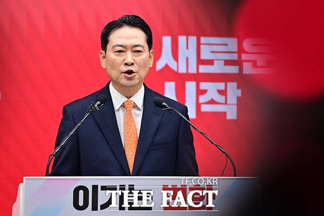 윤석열 전 대통령과의 절연 메시지는 끝내 직접 언급하지 않으면서 '아쉬움이 남는 사과'라는 평가가 나온다. 사진은 장동혁 국민의힘 대표가 7일 오전 서울 여의도 국민의힘 당사에서 긴급 기자회견을 열고 당 쇄신안을 발표하고 있는 모습. /남용희 기자