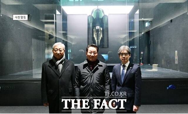 유정복 인천시장(가운대)이 8일 연수구 연세대학교를 방문해 윤동섭 연세대학교 총장(왼쪽)과 양자컴퓨터를 살펴보고 있다. /인천시