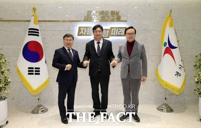 8일 경기도교육청사에서 도성훈 인천시교육감(가운데), 정근식 서울특별시교육감(왼쪽), 임태희 경기도교육감(오른쪽) 등 수도권 3개 시도 교육감이 참석한 가운데 '2026년 제1회 수도권교육감 간담회'가 열렸다. /인천시교육청