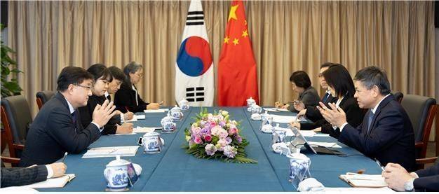 2026년 1월 6일 김성환 기후에너지환경부 장관과 중국의 황룬치우(秋) 생태환경부 장관이 중국 베이징에서 제 7차 한중 장관회의를 개최하고 있다. 기후에너지환경부