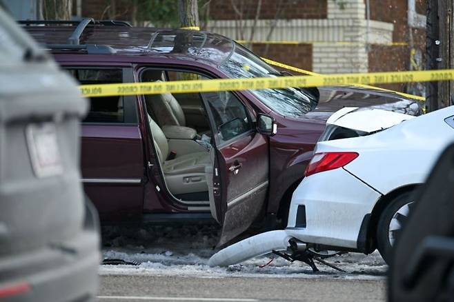 미 미네소타주 미니애폴리스트 ICE 요원의 총에 30대 여성이 사망했다. 사진은 해당 사건 폴리스라인과 차량. EPA연합뉴스