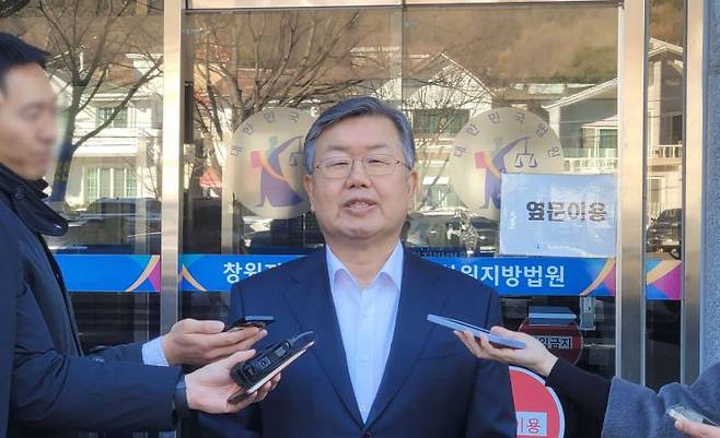 박일호 전 경남 밀양시장이 뇌물 수수 혐의 관련 1심 무죄 선고 후 취재진을 만나 선고 결과와 향후 계획에 대해 말하고 있다. 이세령 기자