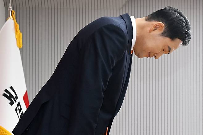 국민의힘 장동혁 대표가 7일 서울 여의도 중앙당사에서 당 쇄신안을 발표하기 앞서 고개 숙여 인사하고 있다./연합뉴스