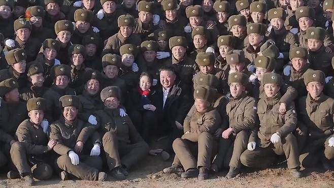 조선중앙TV가 얼마전 내보낸 김정은 국무위원장과 딸 김주애의 러시아 파병군 기념전시관 방문 당시 기념촬영 모습. /뉴시스