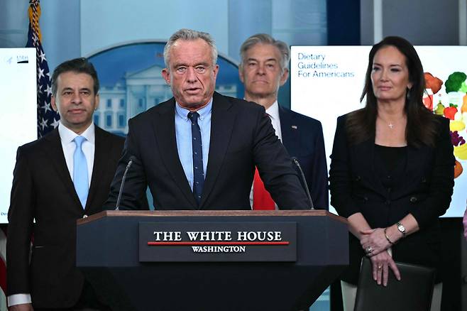7일 워싱턴 DC 백악관 브리핑룸에서 보건복지부 장관 로버트 F. 케네디 주니어가 미국인 식이 지침을 발표하고 있다. 사진 왼쪽부터 식품의약국(FDA) 국장 마티 마카리, 메디케어·메디케이드 서비스 센터(CMS) 국장 메흐메트 오즈, 농무부 장관 브룩 롤린스./AFP 연합뉴스