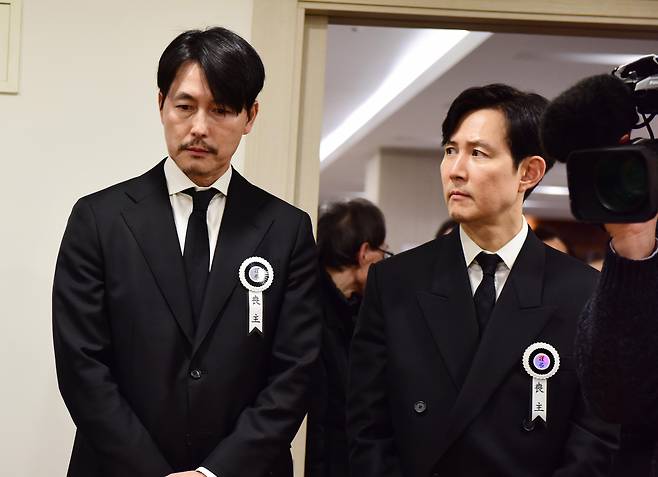 5일 서울 서초구 서울성모병원 장례식장에 마련된 배우 안성기의 빈소에서 배우 정우성과 이정재가 조문객을 맞이하고 있다./뉴시스