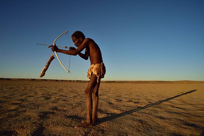 독화살로 사냥하는 산족 사냥꾼. 최소 6만년 전부터 독화살로 사냥한 것으로 밝혀졌다./위키미디어