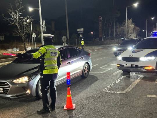 지난 6일 오후 8시쯤 대전 유성구 수통골3가 인근 도로에서 연말연시 음주운전 특별단속을 진행하고 있다. 안민기 수습기자