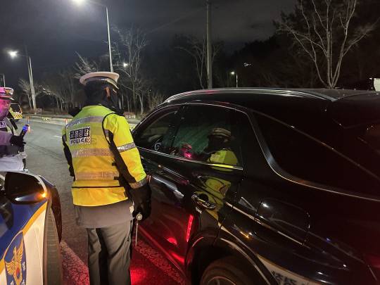 지난 6일 오후 9시쯤 대전 유성구 수통골3가 인근 도로에서 경찰관이 순찰차 앞에서 급정거한 운전자를 대상으로 음주 측정기를 사용하고 있다. 안민기 수습기자