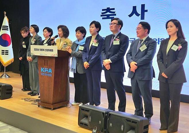 8일 '의료계 신년하례회'에 참석한 여야 국회의원들이 참석자들에게 인사를 전하고 있다. ⓒ대한의사협회