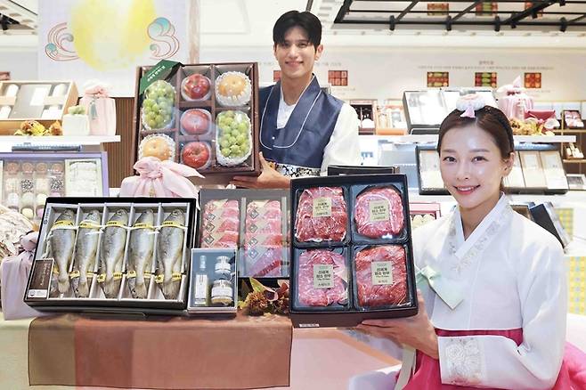 모델들이 신세계백화점 설 선물 세트를 홍보하고 있다.