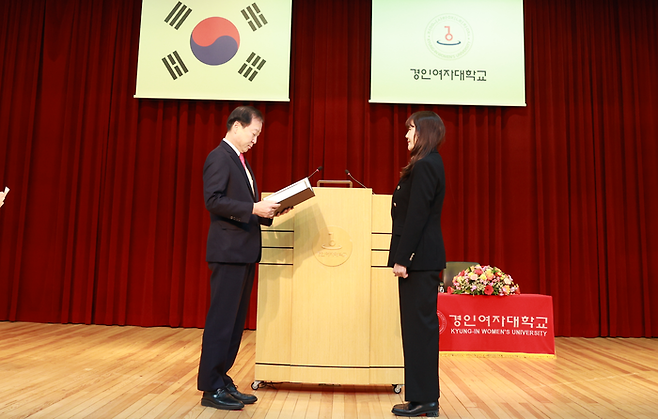 경인여자대학교 외국인 직원 사란치멕 씨가 지난 2025년 12월 '2025년 전문대학 우수직원'으로 선정돼 교육부장관상을 수상했다.(사진=경인여대)