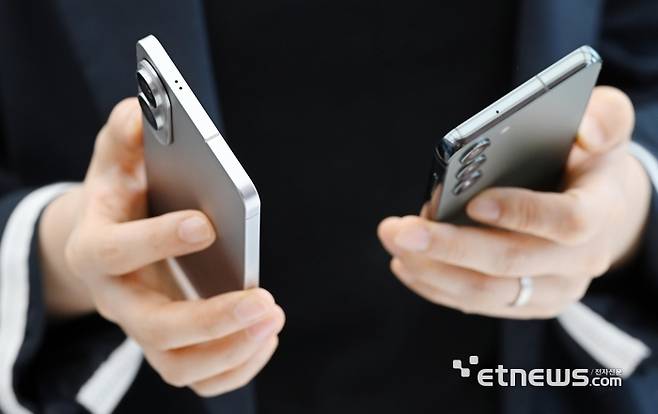 삼성전자 '갤럭시 S25 엣지'(왼쪽). 역대 갤럭시S 시리즈 중 가장 얇은 5.8㎜ 두께의 슬림 디자인에 163g 무게를 구현했다. 이동근기자 foto@etnews.com