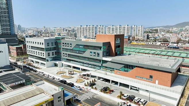 광주광역시는 오는 2월 본촌산단 내 창업기업성장지원센터에 이어 3월 광주역 창업밸리 내 스타트업 복합허브센터를 준공할 예정으로, 지난해 3월 개관한 스테이지(빛고을창업스테이션·사진) 등 창업 지원 기반 시설 삼각벨트를 활용해 '부강한 광주'를 만들어갈 계획이라고 8일 밝혔다. 광주광역시 제공