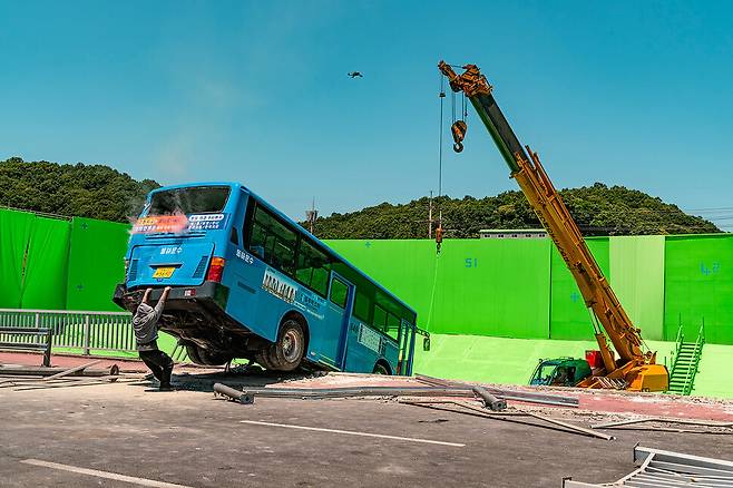 어머니가 아파트 계약금에 보태라며 준 곗돈 3천만원을 버스 추락 사고를 막느라 탕진해버린 상웅은 돌이킬 수 없이 히어로의 길로 들어선다. 넷플릭스 제공