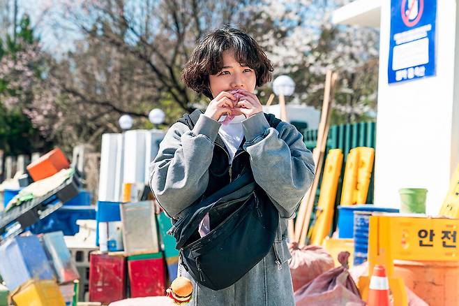 섭취한 칼로리만큼 염력을 쓸 수 있는 방은미(김향기). 넷플릭스 제공