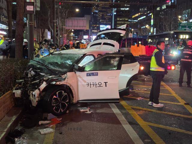 15명의 사상자를 낸 서울 종로구 종각역 교통사고 현장을 2일 소방대원 등이 수습하고 있다. 홍인기 기자