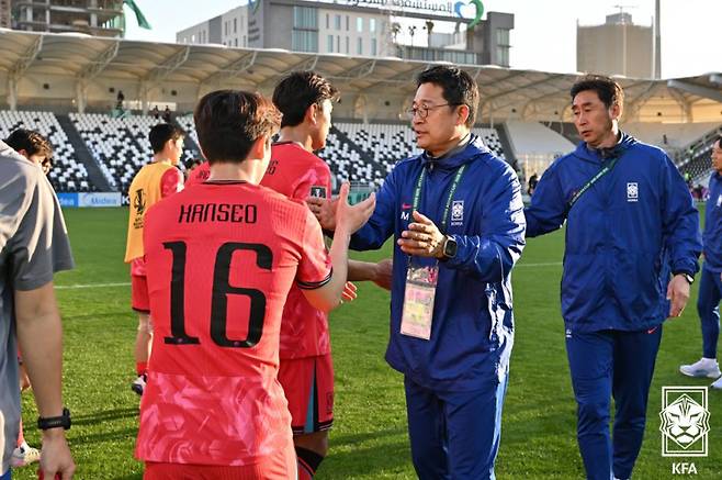 7일 사우디 리야드의 알샤바브 클럽 스타디움에서 열린 한국과 이란의 2026 AFC U-23 아시안컵 조별리그 C조 1차전. 이민성(오른쪽 두 번째) U-23 대표팀 감독이 무승부 뒤 선수들을 격려하고 있다. 사진=대한축구협회