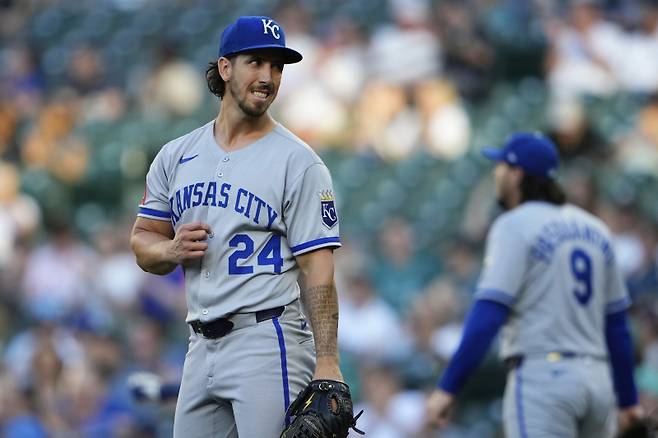<yonhap photo-3762=""> Kansas City Royals starting pitcher Michael Lorenzen reacts after allowing a single to Seattle Mariners' Cole Young during the third inning of a baseball game Tuesday, July 1, 2025, in Seattle. (AP Photo/Lindsey Wasson)/2025-07-02 12:03:37/ <저작권자 ⓒ 1980~2025 ㈜연합뉴스. 무단 전재 재배포 금지, AI 학습 및 활용 금지></yonhap>