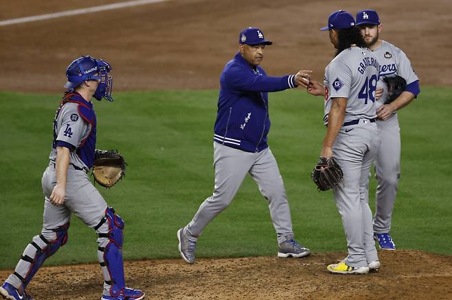 <yonhap photo-4030=""> epa11693468 Los Angeles Dodgers pitcher Brusdar Graterol (2-R) is relieved by Los Angeles Dodgers manager Dave Roberts (2-L) during the sixth inning of game five of the Major League Baseball (MLB) World Series between the American League Champion New York Yankees and the National League Champion Los Angeles Dodgers at Yankees Stadium in the Bronx borough of New York, New York, USA, 30 October 2024. The World Series is the best-of-seven games. EPA/CJ GUNTHER/2024-10-31 12:10:03/ <저작권자 ⓒ 1980~2024 ㈜연합뉴스. 무단 전재 재배포 금지, AI 학습 및 활용 금지></yonhap>