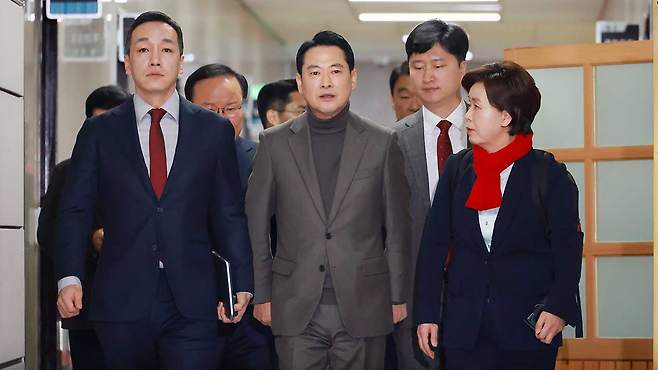 국민의힘 장동혁 대표가 8일 국회에서 열린 최고위원회의에 양향자(오른쪽)·김민수(왼쪽)·우재준(오른쪽 두번째) 최고위원 등 지도부와 함께 참석하고 있다.
