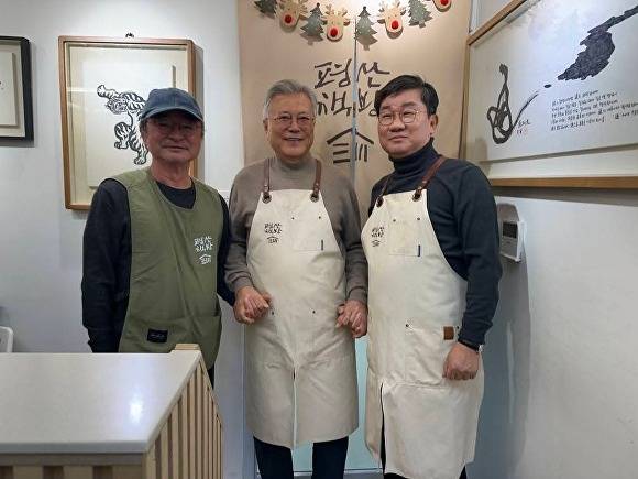 지난달 22일 경남 양산 '평산책방'에서 문재인 전 대통령(가운데)과 전해철 전 의원(오른쪽), 이호철 전 노무현 정부 민정수석이 함께 손을 맞잡고 다정하게 포즈를 취하고 있다. [사진=전해철 전 의원 페이스북 화면캡처]