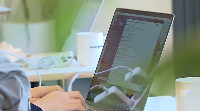 제주 워케이션 참여자가 숙소에서 원격근무를 하고 있는 모습. 체류형 이동은 일과 소비를 함께 옮긴다.