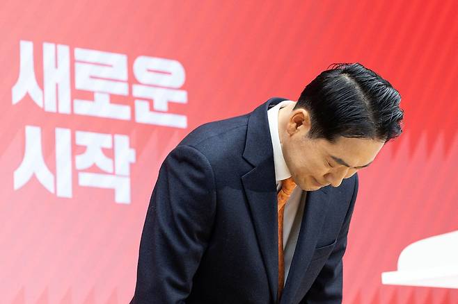 장동혁 국민의힘 대표가 7일 서울 여의도 중앙당사에서 열린 긴급기자회견에서 당 쇄신안 등을 발표하기 전 인사하고 있다. 뉴스1