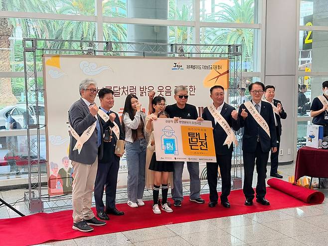 제주도가 지난해 추석 연휴 제주국제공항에서 진행한 관광객 환영행사. 사진 최충일