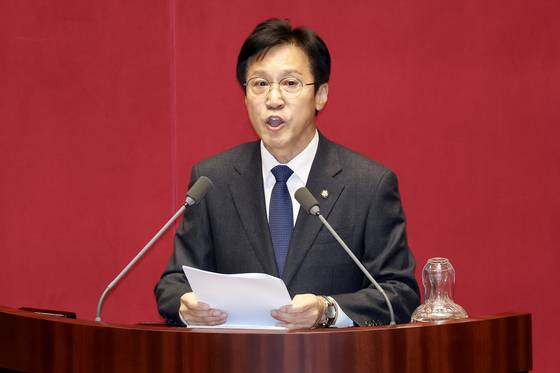 신영대 더불어민주당 의원이 2024년 11월 28일 오후 서울 여의도 국회에서 열린 제418회국회(정기회) 제13차 본회의에서 체포동의안과 관련한 신상 발언을 하고 있다. 전민규 기자