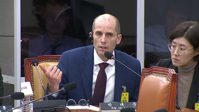 2025년 12월 31일 국회 청문회에 증인으로 출석한 해럴드 로저스 쿠팡 대표