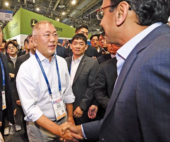 정의선 현대자동차그룹 회장(왼쪽)이 6일(현지시간) ‘CES 2026’에서 아카시 팔키왈라 퀄컴 최고운영책임자(COO)와 인사를 나누고 있다. /뉴스1