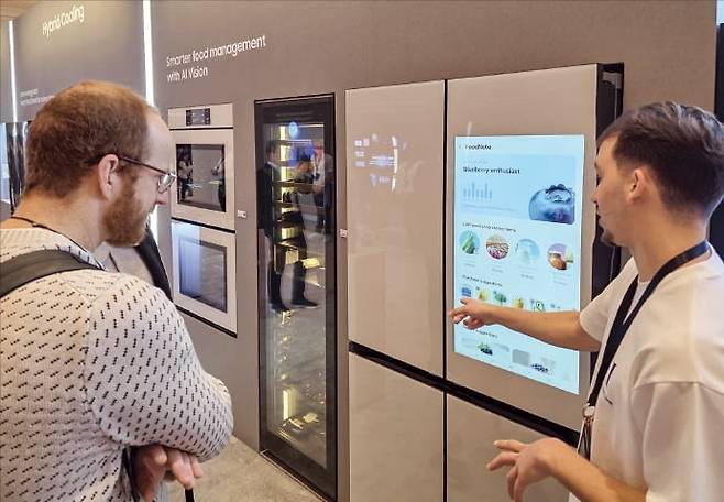 6일(현지시간) 미국 라스베이거스 윈호텔에 마련된 ‘CES 2026’ 삼성전자 전시장에서 관람객이 식재료를 자동으로 인식하는 인공지능(AI) 비스포크 냉장고를 살펴보고 있다.  /삼성전자 제공