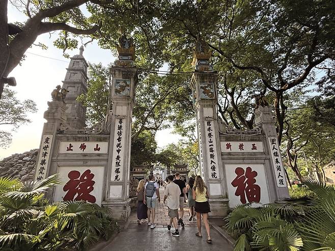 학문의 신을 모신 응옥썬 사당