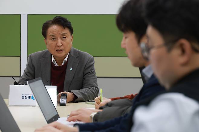 김영환 충북지사가 8일 오후 도청 기자실에서 기자간담회를 하고 수도권 생활폐기물 직매립 금지 조치에 대해 입장을 밝히고 있다. 충북도 제공.